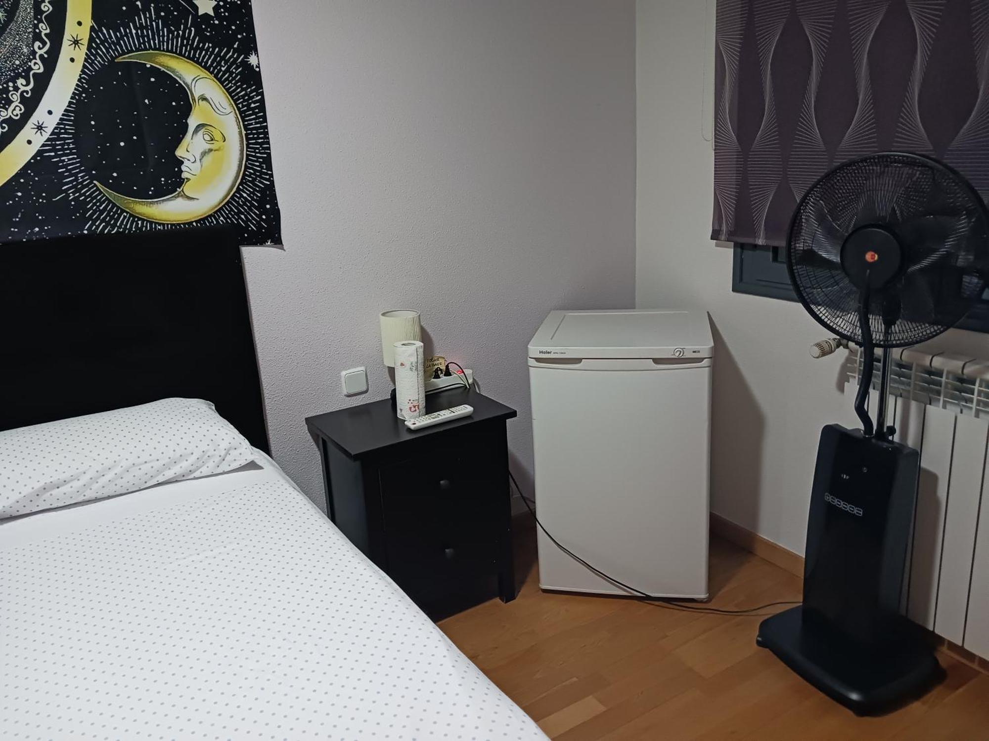 Habitaciones Individuales Wifi Tv Microondas Cerca Del Aeropuerto Madrid Habitacion Grande Wc Privado O Habitacion Pequena Wc Compartido Muy Tranquilas Bien Comunicadas Tren Metro Bus Facil Aparcamiento San Sebastián de los Reyes Esterno foto